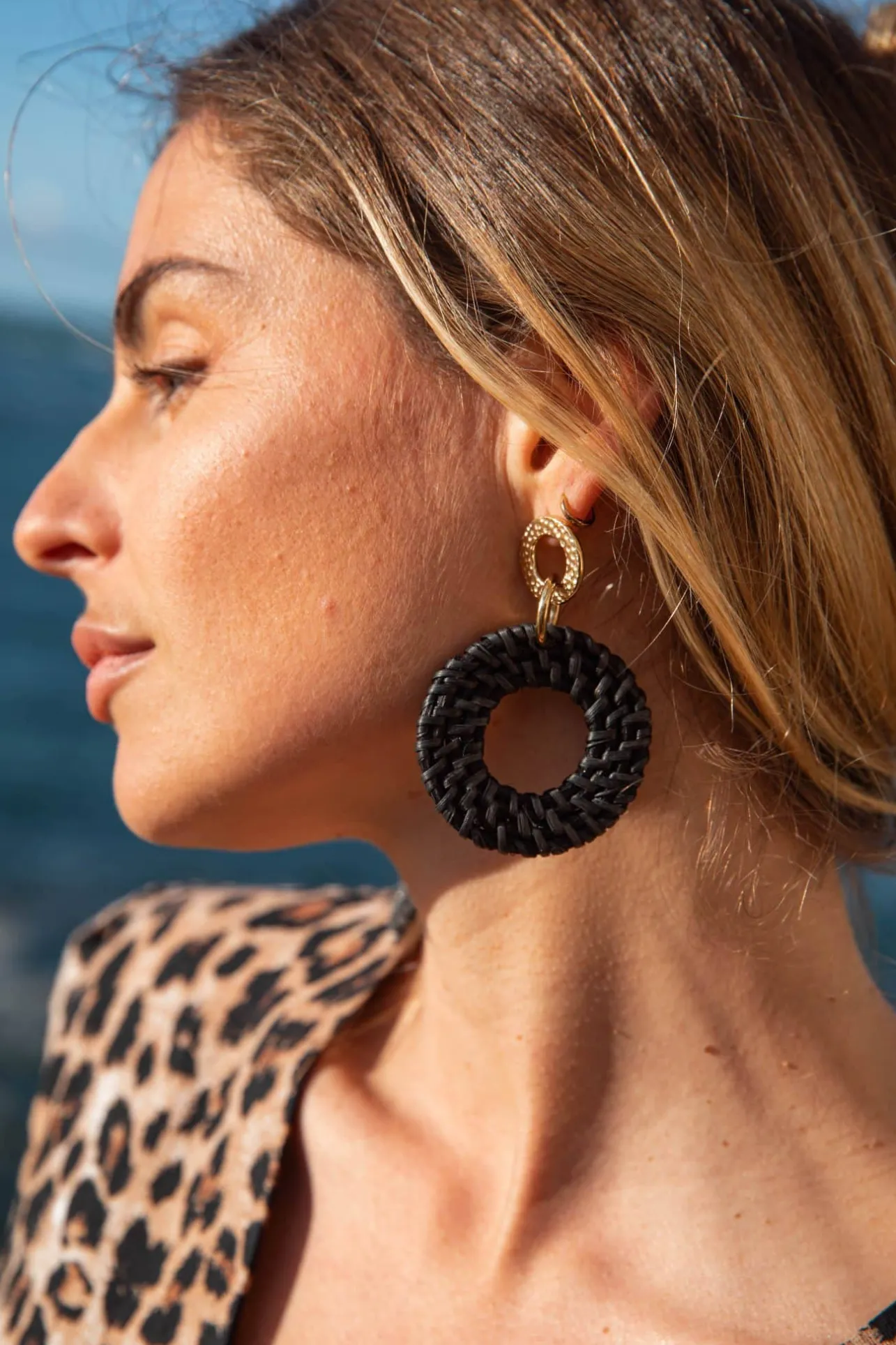 bouclesdoreillesanae_3-1.webp Sahomashop Accessoires<Bouclesd’oreillesAnae noiretdoré